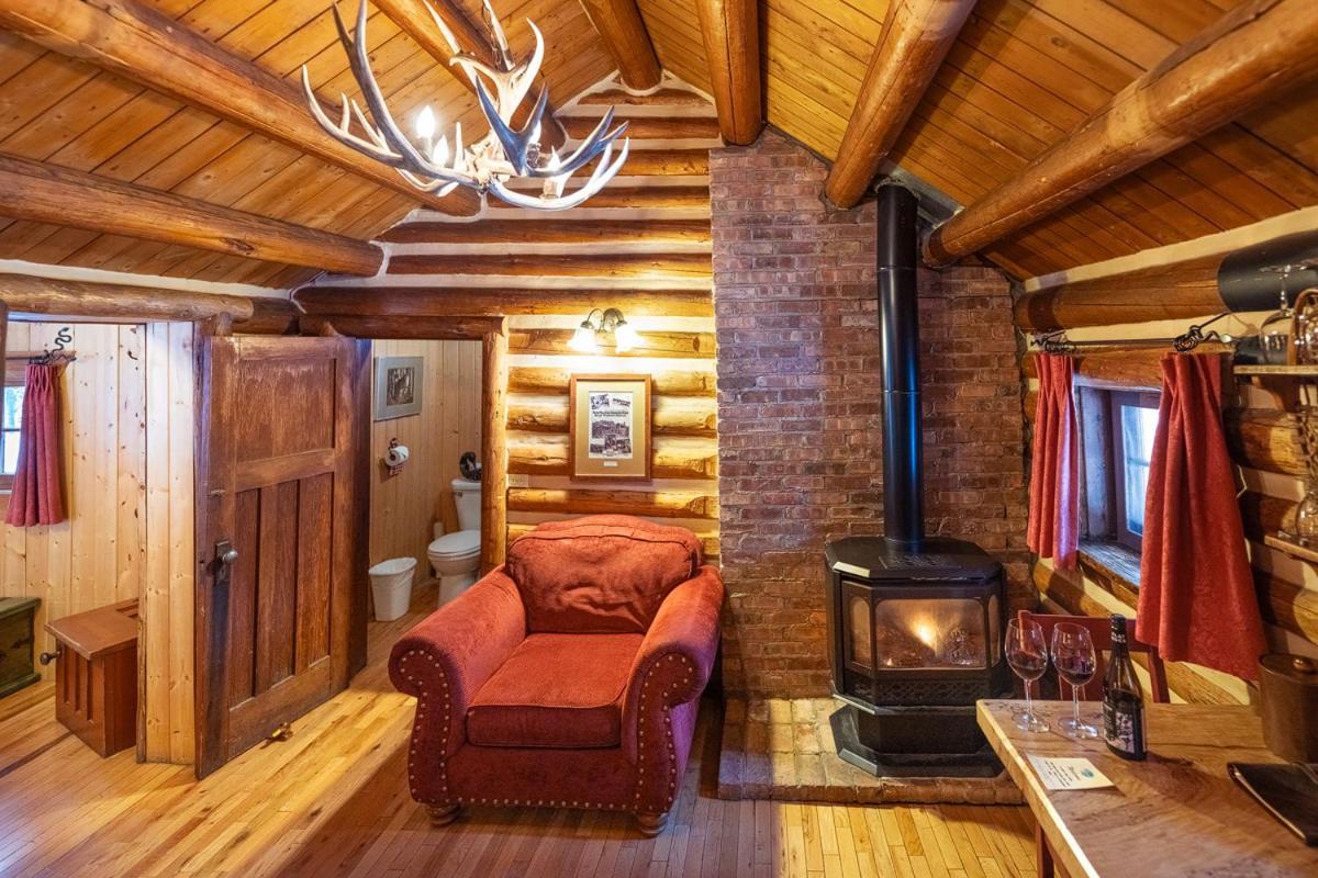 Storm Mountain Lodge & Cabins Касл-Джанкшен Экстерьер фото